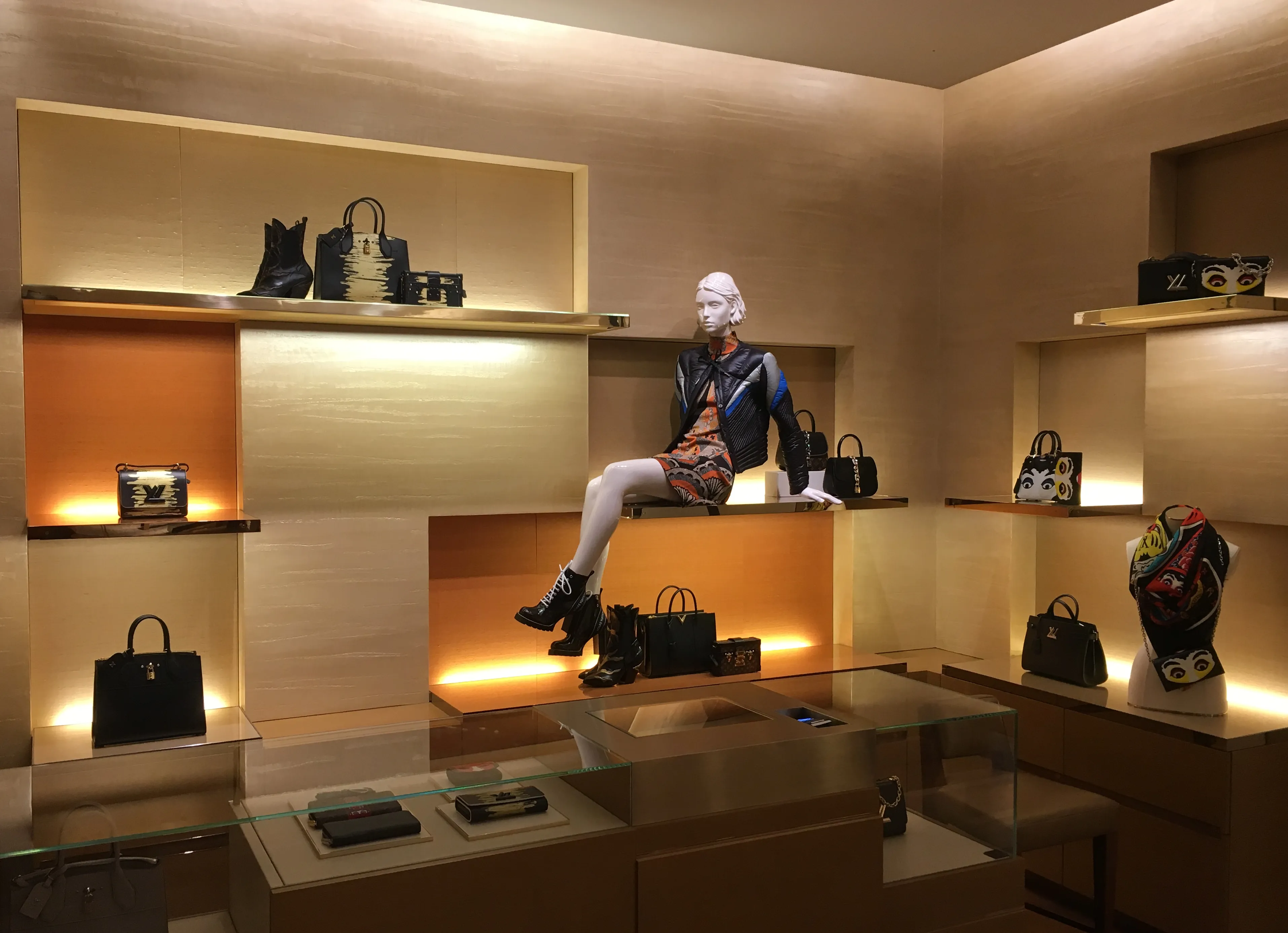 Dior Ausstellungsraum — Exklusive Wandgestaltung