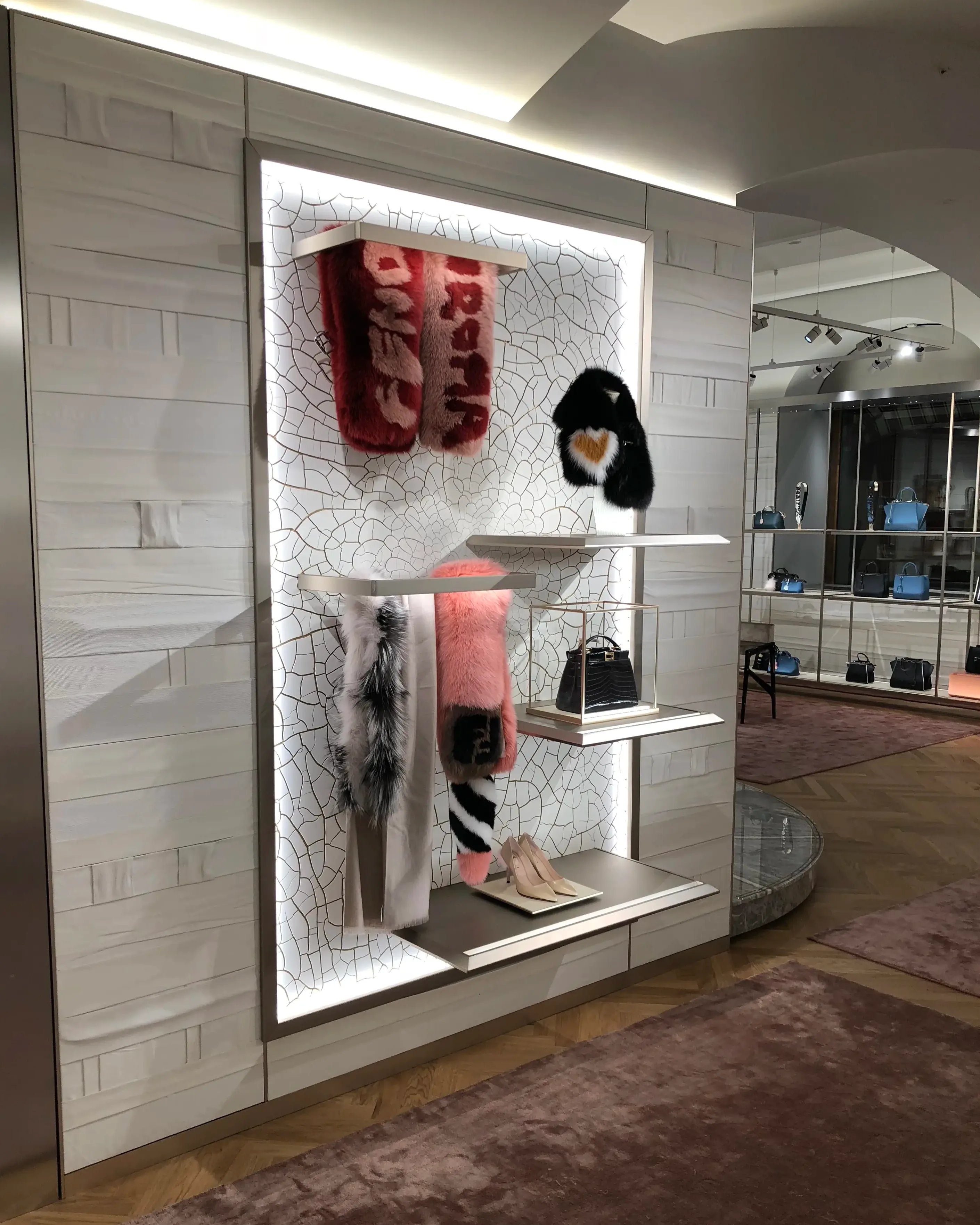 Nobeler Ausstellungsraum — Exklusive Oberflächen