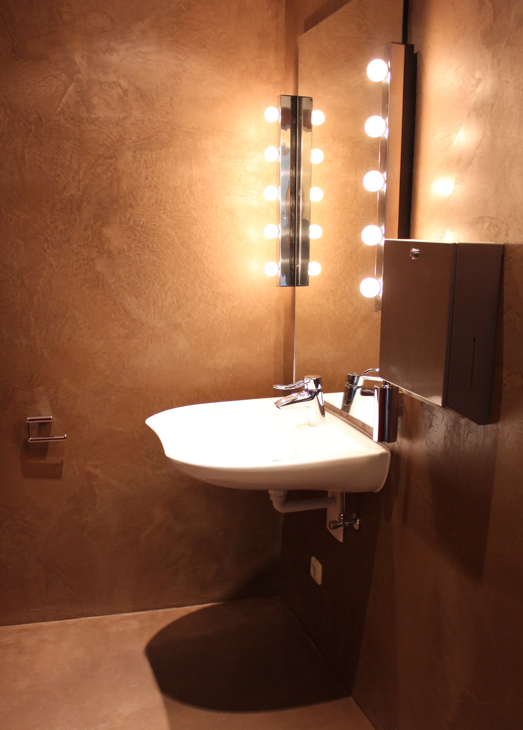 Edles Badezimmer — Fugenloser Boden BARTEKS