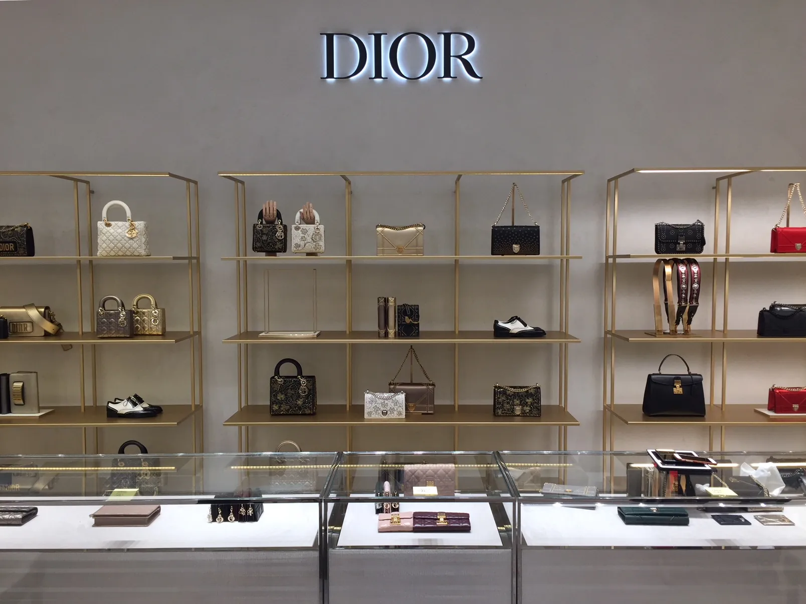 Dior Ladenraum — Oberflächengestaltung