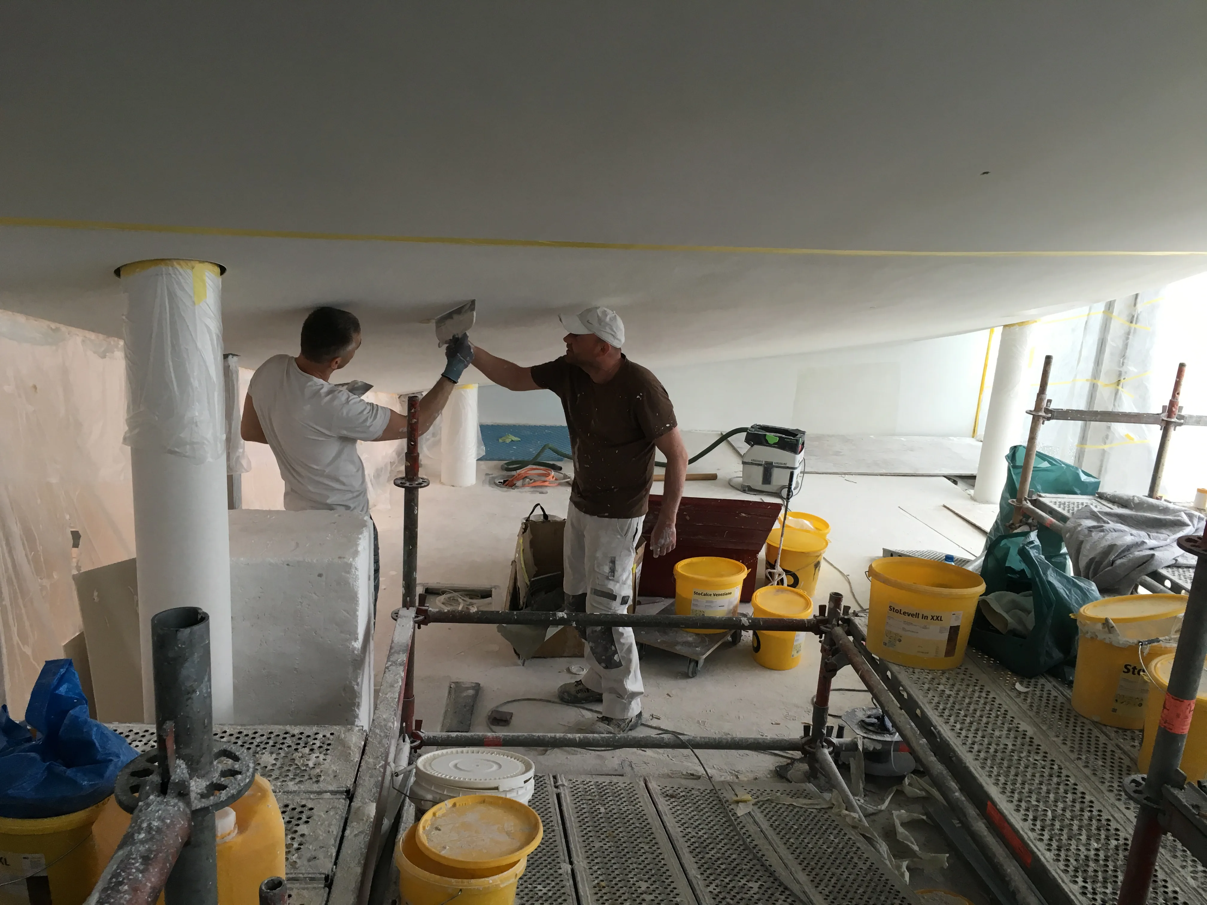 Maler bei der Arbeit in der Elbphilharmonie — BARTEKS Malerei