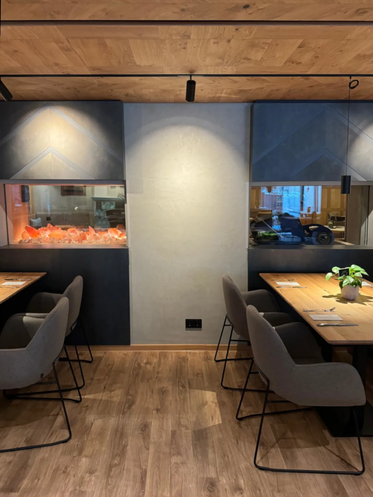 Marmorputz Restaurant mit Salzlampe